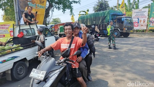 Marak tukang ojek dadakan di jalur Denpasar-Gilimanuk, Minggu (15/3/2026).