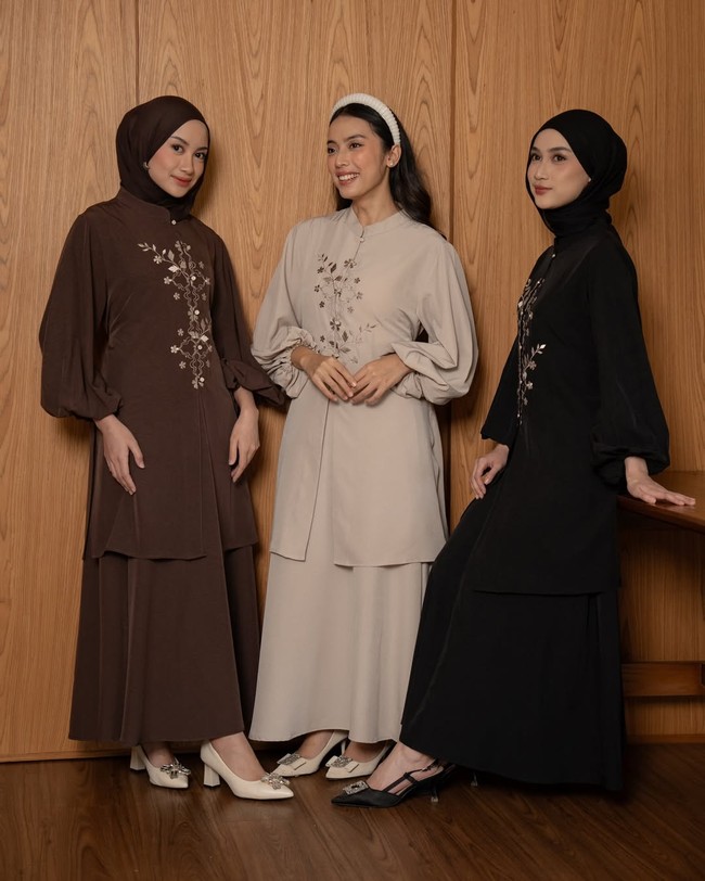 Tunik dan celana dari Mayoutfit.