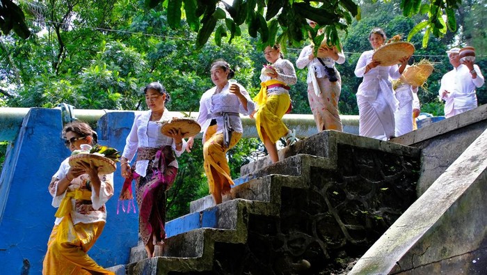 Sejumlah umat Hindu mengikuti Upacara Melasti di mata air Tuk Mas, Dakawu, Grabag, Magelang, Jawa Tengah, Minggu (15/3/2026). Upacara Melasti yang diikuti umat Hindu di Magelang dan sekitarnya merupakan ritual penyucian alam semesta dan jiwa raga manusia dalam rangkaian perayaan Hari Raya Nyepi Tahun Baru Saka 1948. ANTARA FOTO/Anis Efizudin/wsj.