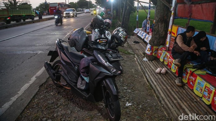Pemudik berhenti sejenak di warung pinggir Jalan Lingkar Tanjungpura, Karawang, untuk beristirahat dan menikmati menu buka puasa, Minggu (15/3/2026).