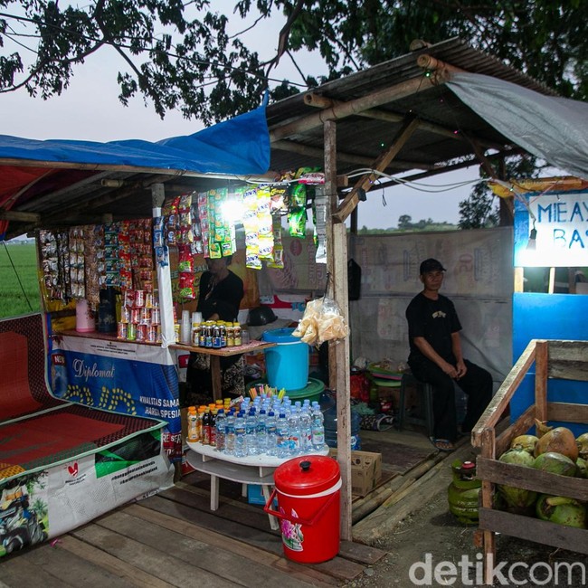 Warung Pinggir Jalan Karawang Siap Sambut Pemudik, Sawah Hijau Jadi Bonus