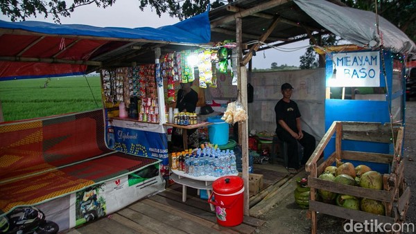 Warung Pinggir Jalan Karawang Siap Sambut Pemudik, Sawah Hijau Jadi Bonus