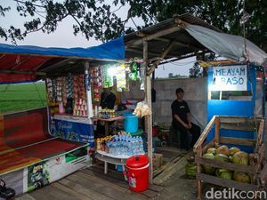 Warung Pinggir Jalan Karawang Siap Sambut Pemudik, Sawah Hijau Jadi Bonus