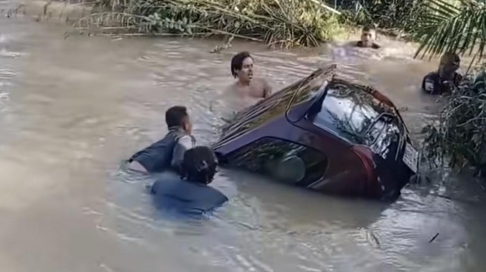 Xenia terjun ke sungai di Musi Rawas hingga tewaskan dua orang