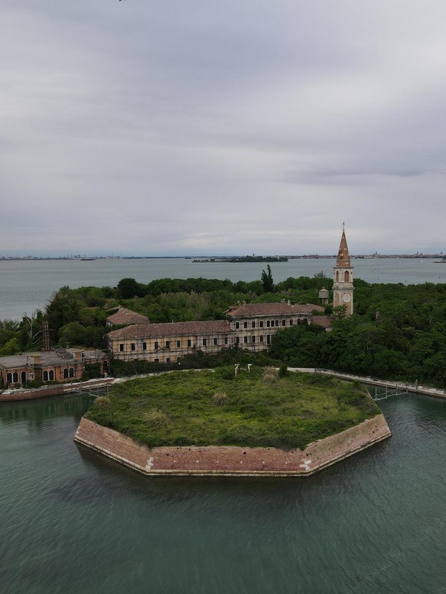 Potret Kelam Kota Mati Poveglia yang Dipenuhi Abu Manusia