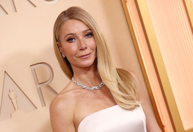 Di media sosial, banyak netizen yang membahas outfit mantan istri Chris Martin. Sebagian berpendapat gaunnya terlalu beresiko tapi banyak pula yang menganggapnya sebagai fashion.  Foto: Getty Images/Arturo Holmes