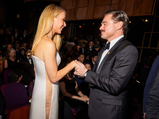 Gwyneth tampil di karpet merah Oscar 2026 dengan gaun sutra warna putih gading tanpa tali keluaran Giorgio Armani Privé. Gayanya mecuri perhatian karena mengekspos tubuh terutama dari bagian samping. Foto: The Academy via Getty Images/Roger Kisby/The Academy