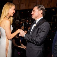Gwyneth tampil di karpet merah Oscar 2026 dengan gaun sutra warna putih gading tanpa tali keluaran Giorgio Armani Privé. Gayanya mecuri perhatian karena mengekspos tubuh terutama dari bagian samping. Foto: The Academy via Getty Images/Roger Kisby/The Academy