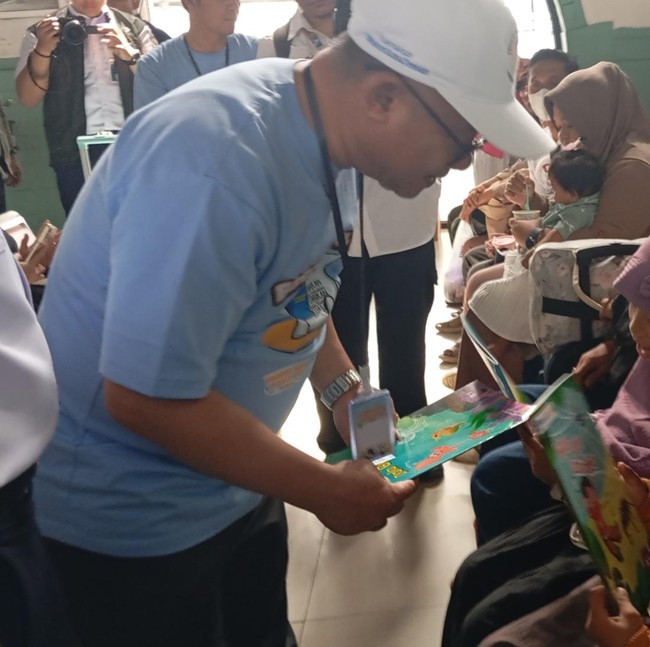 Potret Mendikdasmen Bagi-bagi Buku Gratis di Stasiun Pasar Senen untuk Pemudik