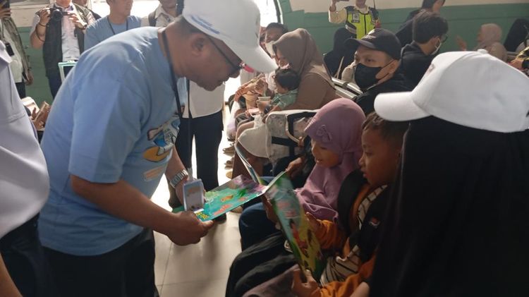 Potret Mendikdasmen Bagi-bagi Buku Gratis di Stasiun Pasar Senen untuk Pemudik