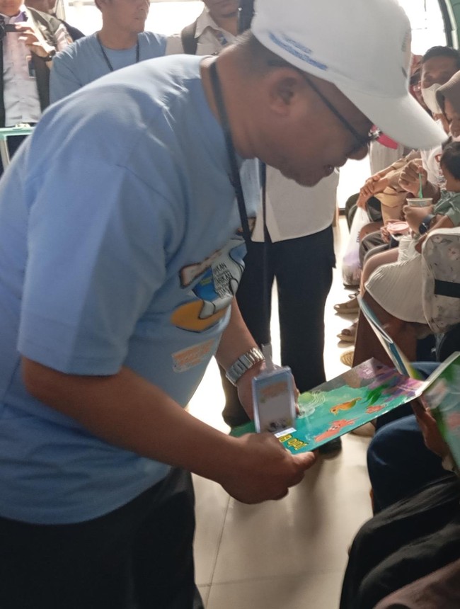 Potret Mendikdasmen Bagi-bagi Buku Gratis di Stasiun Pasar Senen untuk Pemudik