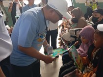 Potret Mendikdasmen Bagi-bagi Buku Gratis di Stasiun Pasar Senen untuk Pemudik