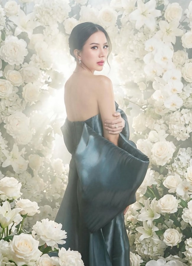 Agnes sendiri terlihat cukup aktif di akun Instagramnya. Ia kerap membagikan konten kehidupan sehari-harinya kepada lebih dari 1,6 juta pengikutnya. Foto: Instagram/@agnes_jennifer