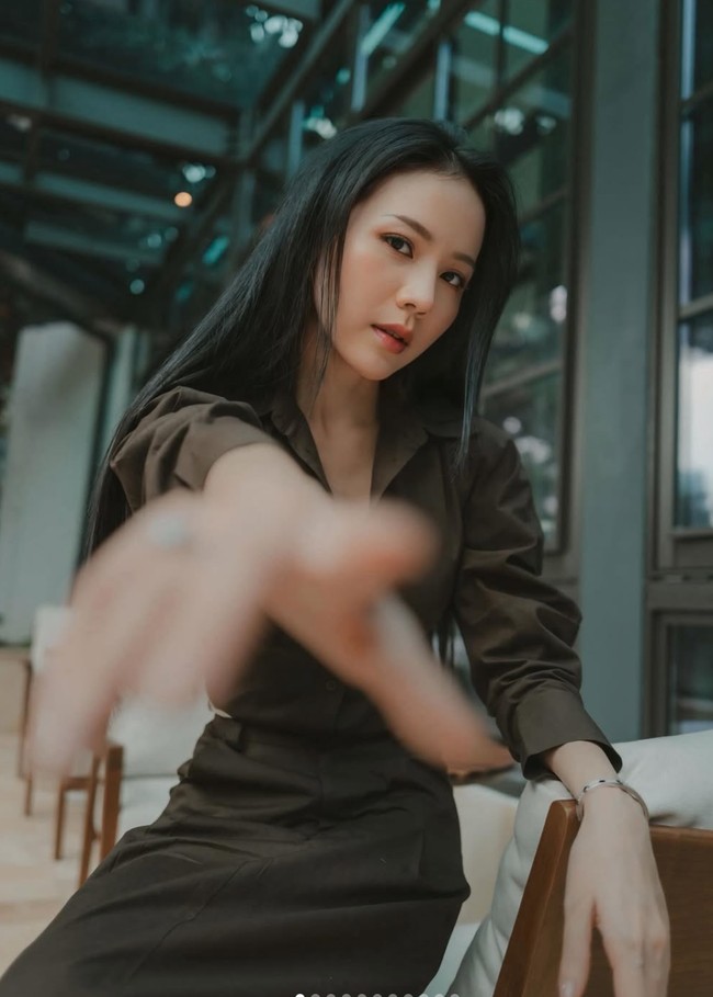 Meski sudah memiliki 2 orang anak namun penampilan Agnes masih tampak menawan. Memiliki gaya stylish, penampilannya kerap dibanjiri pujian netizen. Foto: Instagram/@agnes_jennifer
