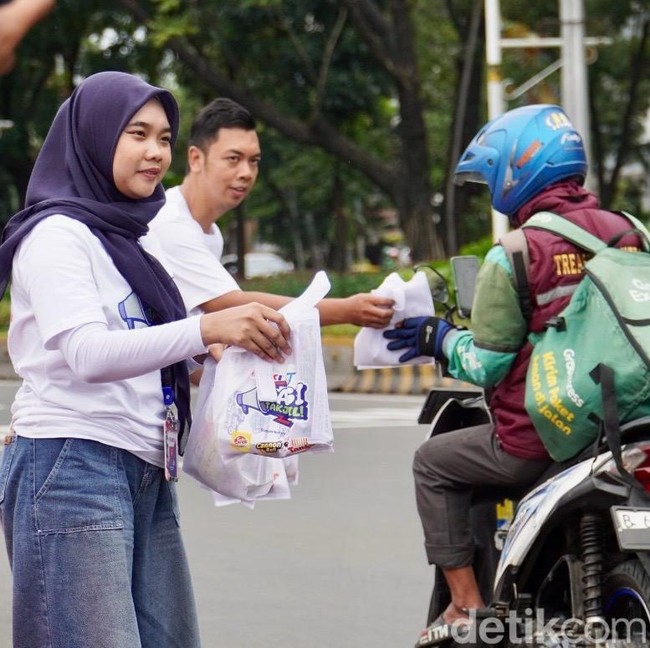 Aksi Berbagi Takjil Gratis di Bulan Ramadan Penuh Berkah