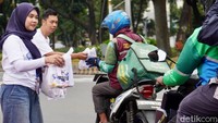 Aksi berbagi takjil gratis mewarnai suasana bulan suci Ramadan melalui kegiatan bertajuk “Ramadan Penuh Berkah Bersama TIKI” yang digelar oleh PT Citra Van Titipan Kilat (TIKI) bersama OT Group.