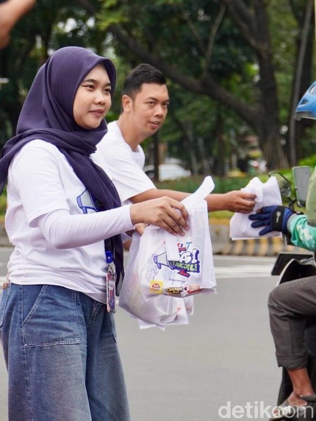 Aksi Berbagi Takjil Gratis di Bulan Ramadan Penuh Berkah