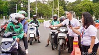 Ratusan paket takjil dibagikan kepada pengendara, pekerja, hingga warga sekitar sebagai bentuk kepedulian serta upaya menghadirkan kebahagiaan sederhana di bulan penuh berkah.