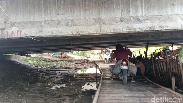 Aktivitas di penyebrangan kolong jembatan yang ada di Desa Larangan Blok Maja, Kecamatan Lohbener, Kabupaten Indramayu, Senin (16/3/2026).