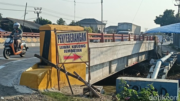 Aktivitas di penyebrangan kolong jembatan yang ada di Desa Larangan Blok Maja, Kecamatan Lohbener, Kabupaten Indramayu, Senin (16/3/2026).