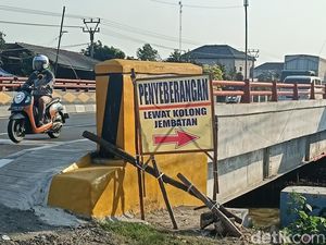 Warga Desa Larangan Bikin Jalan Rahasia di Kolong Jembatan