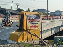 Warga Desa Larangan Bikin Jalan Rahasia di Kolong Jembatan