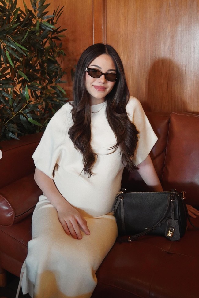 Bagian atas dress memiliki potongan lengan pendek dengan desain clean tanpa banyak detail. Gaya ini memberikan kesan minimalis dan modern, sekaligus membuat penampilan Alyssa terlihat effortless chic. Foto: Instagram/@alyssadaguise