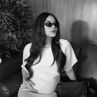 Dalam beberapa pose, Alyssa juga mengenakan kacamata hitam berukuran kecil. enjoying my growing bump & the strong kicks that come with it, tulis Alyssa dalam keterangan unggahannya. Foto: Instagram/@alyssadaguise