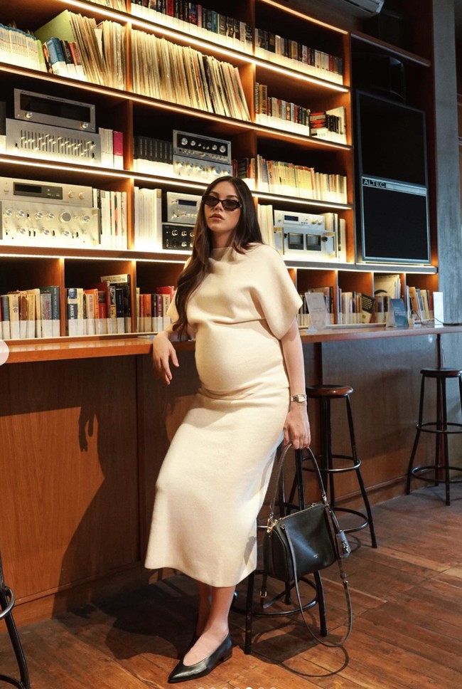 Penampilannya semakin lengkap dengan tas hitam yang dibawanya. Diketahui tas tersebut merupakan Louis Vuitton model Express PM yang terbuat dari calfskin leather dengan detail hardware berwarna emas. Tas mewah ini diketahui memiliki harga sekitar Rp 70 juta. Foto: Instagram/@alyssadaguise