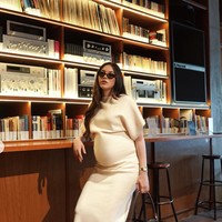 Penampilannya semakin lengkap dengan tas hitam yang dibawanya. Diketahui tas tersebut merupakan Louis Vuitton model Express PM yang terbuat dari calfskin leather dengan detail hardware berwarna emas. Tas mewah ini diketahui memiliki harga sekitar Rp 70 juta. Foto: Instagram/@alyssadaguise