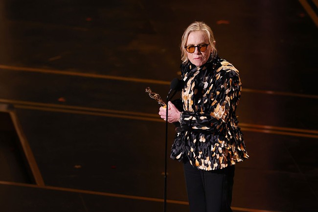 Amy Madigan membawa pulang piala Oscar 2026 untuk kategori Aktris Pendukung Terbaik berkat perannya sebagai Aunt Gladys—pengasuh misterius yang menyeramkan dalam film horor komedi ‘Weapons’ garapan sutradara Zach Cregger. Foto: Getty Images