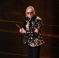 Amy Madigan membawa pulang piala Oscar 2026 untuk kategori Aktris Pendukung Terbaik berkat perannya sebagai Aunt Gladys—pengasuh misterius yang menyeramkan dalam film horor komedi ‘Weapons’ garapan sutradara Zach Cregger. Foto: Getty Images