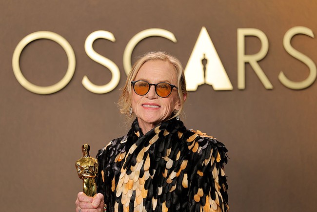 Sudah lama sejak karya Amy Madigan terakhir kali diakui oleh Academy Awards. Ia mendapatkan nominasi pertamanya —untuk kategori yang sama— 40 tahun lalu untuk film ‘Twice in a Lifetime’. Foto: Getty Images
