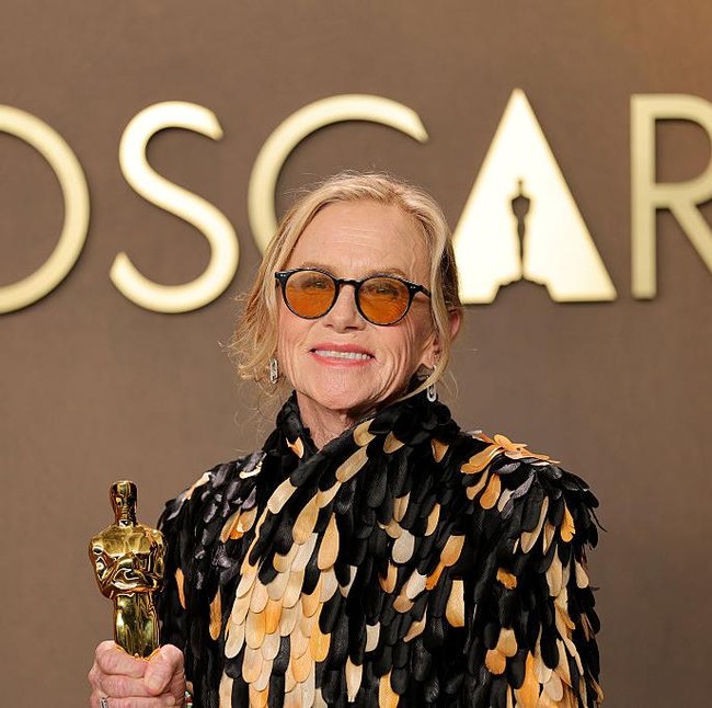 Gaya Sopan-Nyentrik Amy Madigan yang Menang Oscar Perdana Setelah 40 Tahun