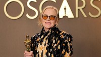 Gaya Sopan-Nyentrik Amy Madigan yang Menang Oscar Perdana Setelah 40 Tahun
