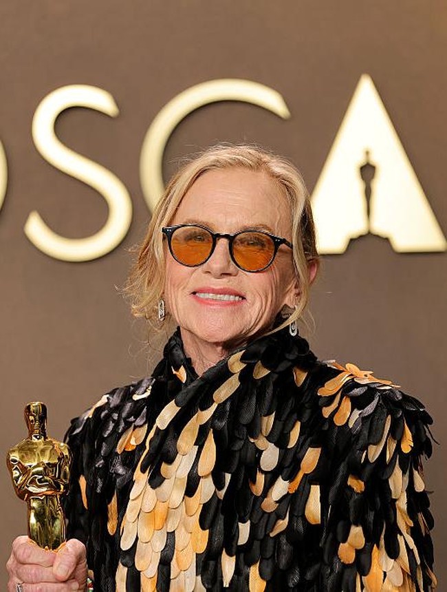 Gaya Sopan-Nyentrik Amy Madigan yang Menang Oscar Perdana Setelah 40 Tahun