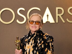Gaya Sopan-Nyentrik Amy Madigan yang Menang Oscar Perdana Setelah 40 Tahun