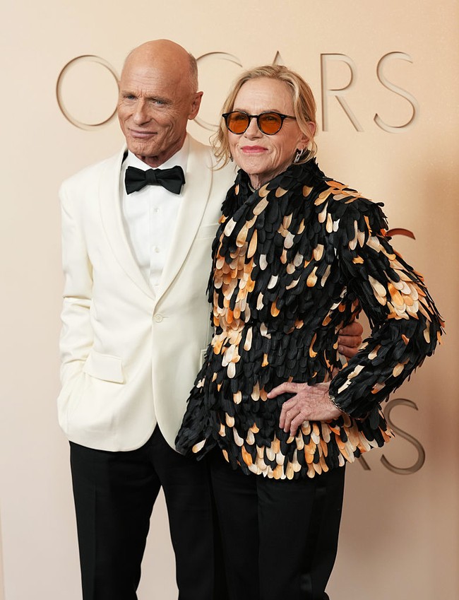 Amy Madigan hadir dan berpose di red carpet bersama sang suami, aktor Ed Harris, yang telah empat kali dinominasikan di ajang Oscars. Foto: Getty Images