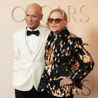 Amy Madigan hadir dan berpose di red carpet bersama sang suami, aktor Ed Harris, yang telah empat kali dinominasikan di ajang Oscars. Foto: Getty Images