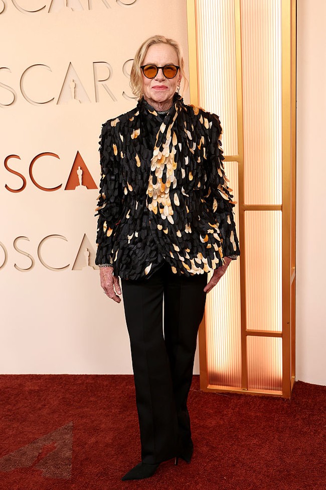 Di red carpet, Madigan tampil elegan mengenakan setelan blazer dan celana dari Dior. Sentuhan aplikasi tiga-dimensi memberi elemen nyentrik pada penampilannya. Foto: Getty Images