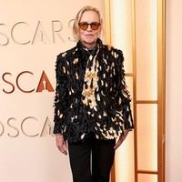 Di red carpet, Madigan tampil elegan mengenakan setelan blazer dan celana dari Dior. Sentuhan aplikasi tiga-dimensi memberi elemen nyentrik pada penampilannya. Foto: Getty Images