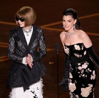 Momen Dingin Anna Wintour Cueki Anne Hathaway di Oscars, Malah Bikin Ketawa