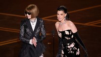 Momen 'Dingin' Anna Wintour Cueki Anne Hathaway di Oscars, Malah Bikin Ketawa