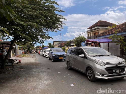 Antrean kendaraan pemudik yang masih tertahan di areal kargo dan gang-gang kecil menuju Pelabuhan Gilimanuk, Kabuoaten Jembrana, Bali, Senin (16/3/2026)