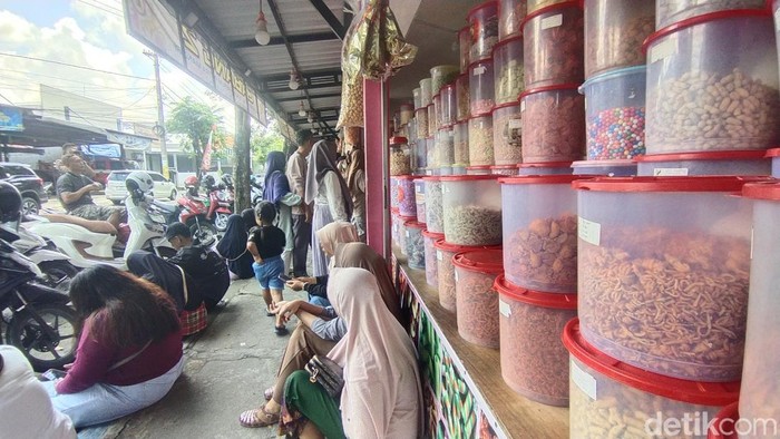 Antrean pembeli kue Lebaran di Nganjuk