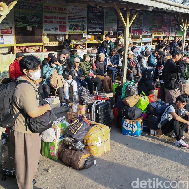 Arus Mudik Mulai Meningkat, Terminal Pondok Pinang Dipenuhi Penumpang
