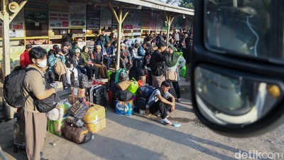 Arus Mudik Mulai Meningkat, Terminal Pondok Pinang Dipenuhi Penumpang