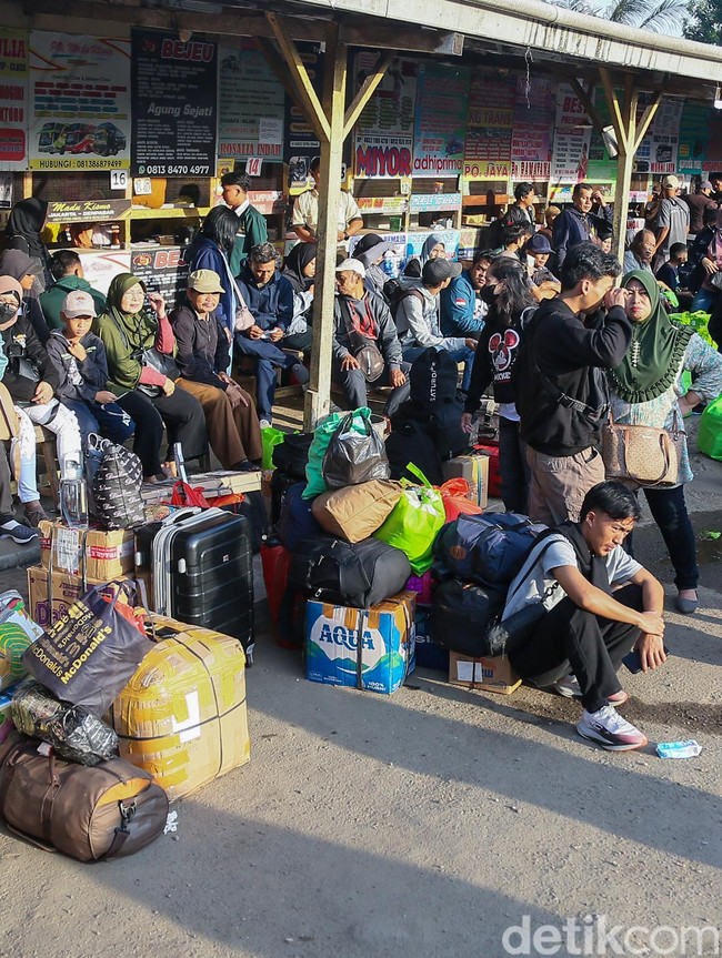 Arus Mudik Mulai Meningkat, Terminal Pondok Pinang Dipenuhi Penumpang