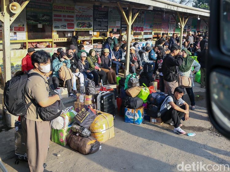 Arus Mudik Mulai Meningkat, Terminal Pondok Pinang Dipenuhi Penumpang