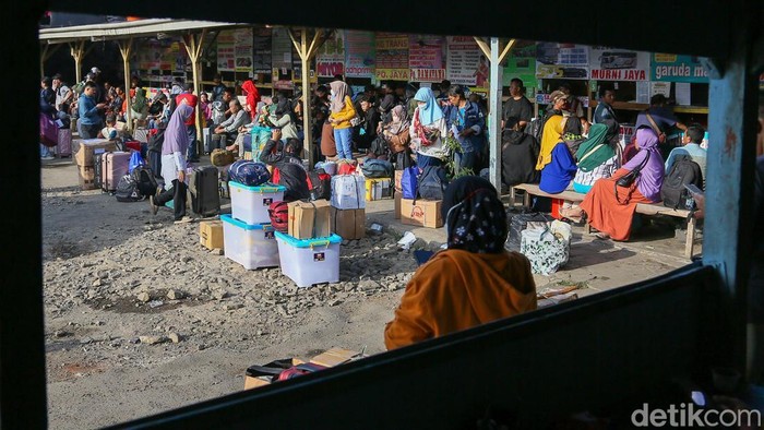 Calon pemudik memadati Terminal Bayangan Pondok Pinang, Senin (16/3/2026), untuk berangkat menuju berbagai daerah saat arus mudik Lebaran mulai meningkat.